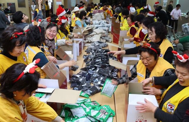 [포토] 장갑·핫팩 등 선물 “따뜻하게 지내세요”