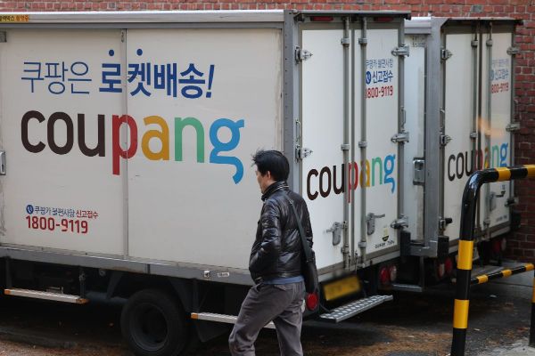 쿠팡에서 대규모로 개인정보가 유출된 가운데 지난 2일 서울 시내 한 쿠팡 물류센터에 배송차량이 주차돼 있다. 연합뉴스