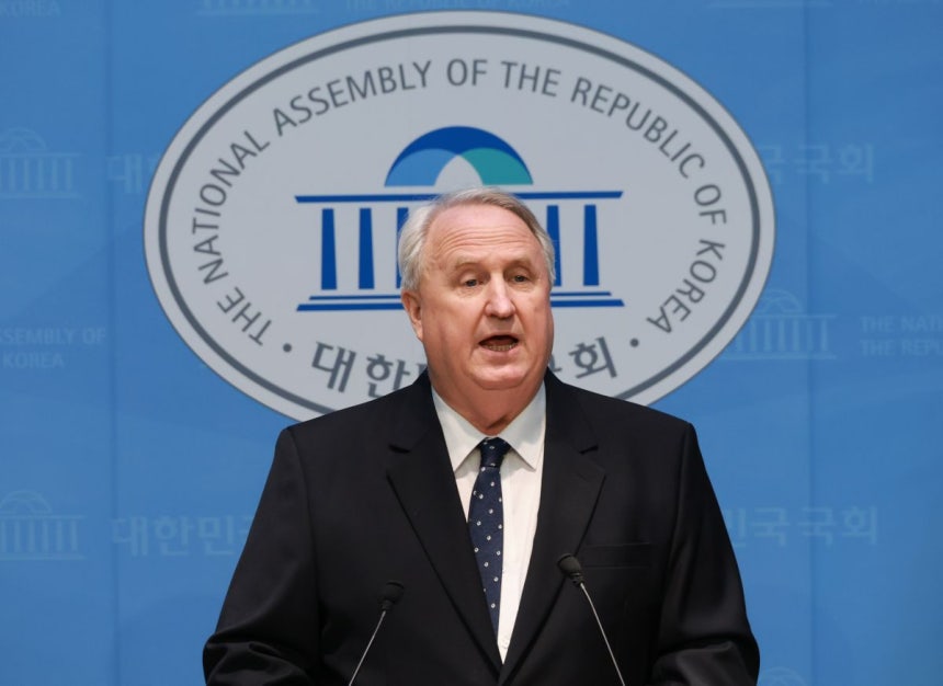 인요한 국민의힘 의원이 10일 국회 소통관에서 의원직 사퇴 발표 기자회견을 하고 있다. 연합뉴스