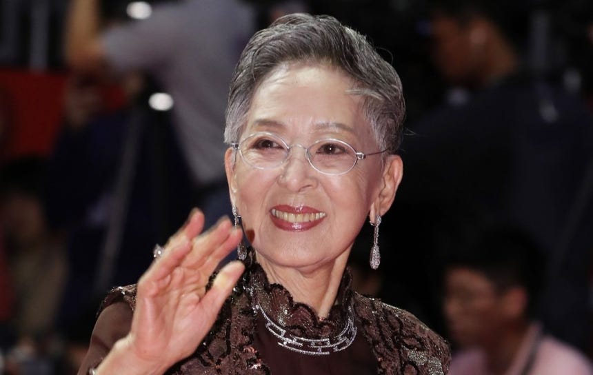 2019년 제24회 부산국제영화제(BIFF) 개막식에서 팬들에게 인사하는 배우 김지미.연합뉴스