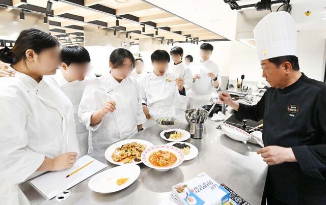 삼성희망디딤돌 2.0 직무교육에 참여한 자립준비청년들이 2023년 11월 경기도 성남시 분당에 있는 삼성웰스토리에서 중식 셰프의 특강을 듣고 있다.이한형 기자