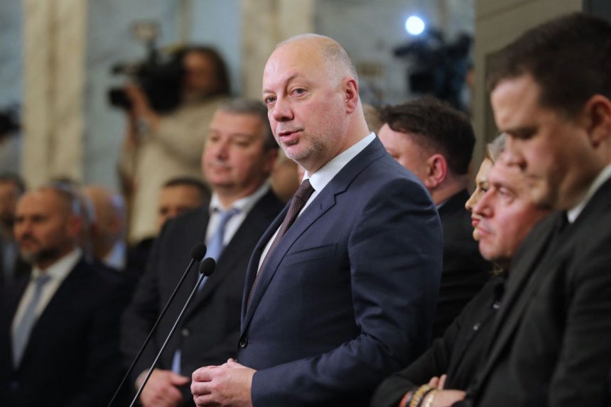 로센 젤랴스코프 불가리아 총리가 11일(현지시간) 수도 소피아 의회에서 사의를 밝히고 있다.AFP연합뉴스