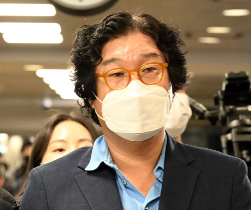 김성태 전 쌍방울 그룹 회장이 2023년 1월 태국 도피생활 중 체포돼 인천국제공항을 통해 압송되고 있다.권현구 기자