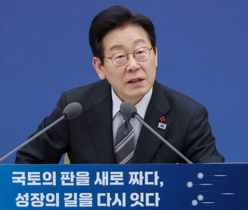 李<b>대통령</b> “‘저희 나라’ 제일 듣기 싫어…최소한의 교양 문제”