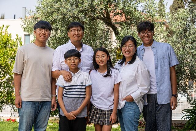 김요한 오사라 선교사 부부가 2024년 5월 이스라엘 예루살렘의 핀란드 교회 정원에서 자녀들과 함께 가족을 찍은 모습. 부부 제공