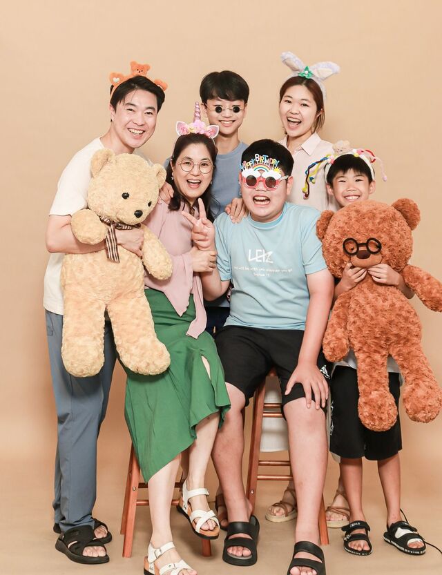 곽상학(왼쪽 위부터 시계방향으로) 목사와 자녀 은택 예진 은준 은찬이, 노연정 목사가 지난 7월 경기도 안양의 한 스튜디오에서 가족사진을 찍으며 환하게 웃고 있다. 노 목사 제공