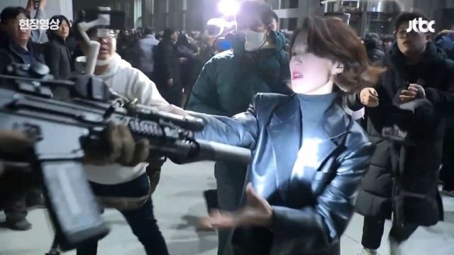 <b>안귀령</b>, “총기탈취 연출” 주장 <b>김현태 명예훼손</b> 경찰 고소