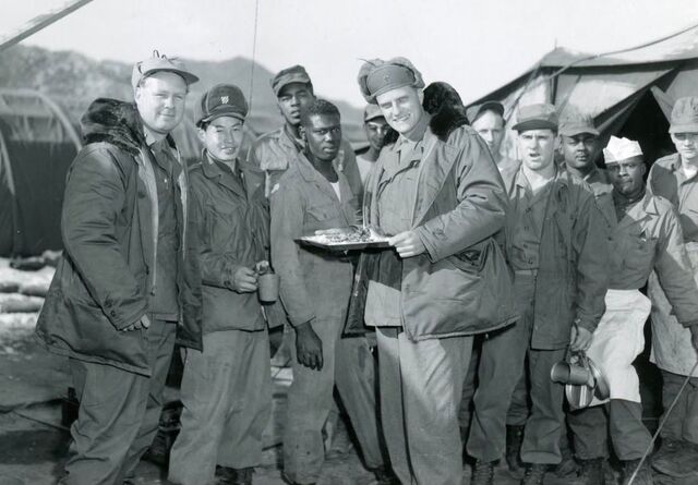 빌리 그레이엄(앞줄 왼쪽 네 번째)목사가 한국전쟁 중인 1952년 12월 15일 내한해 미군과 한국인을 대상으로 전도집회를 열었다.그레이엄 목사가 당시 미군과 함께 식사하며 기념촬영을 하는 모습.BGEA인스타그램