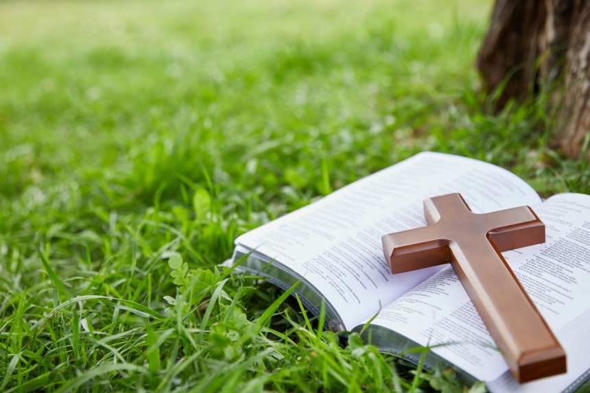 펼쳐진 성경 위에 십자가가 놓여 있다.게티이미지뱅크