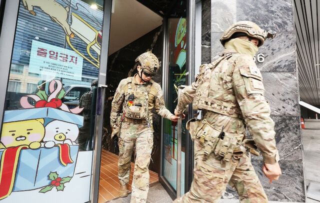 15일 경기도 성남 분당구 카카오 판교아지트에 폭파 협박이 있었다는 신고를 받고 출동한 경찰이 건물 내외부를 수색하고 있다. 카카오는 만일의 사태에 대비해 전 직원을 재택근무로 전환하고 출근한 직원들을 귀가시켰다.