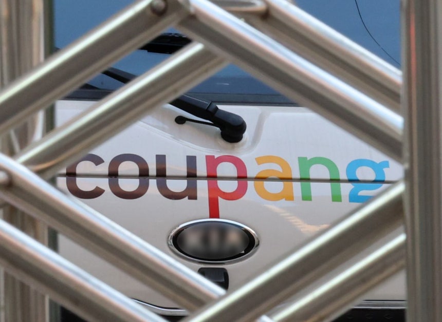 서울의 한 차고지에 쿠팡 배송 차량이 주차돼 있다.뉴시스