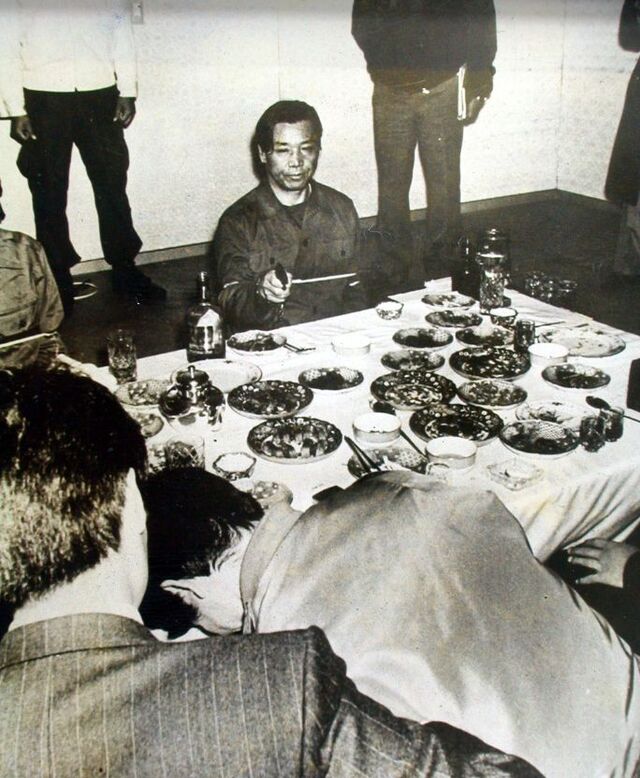 1979년 당시 김재규 중앙정보부장이 10·26 이후 진행된 현장검증에서 박정희 대통령에게 총을 겨눈 모습.연합뉴스