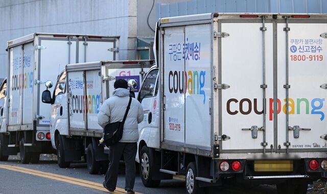 서울 시내 한 쿠팡 물류센터 인근에 차량이 주차돼 있다.이한형 기자