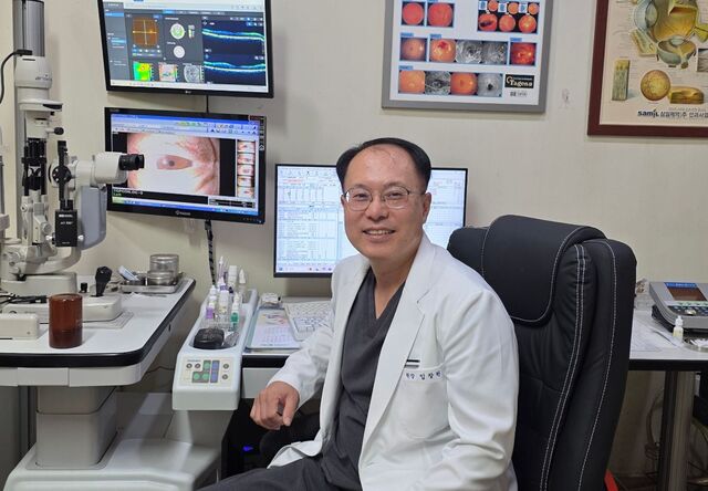 임창현 김제밝은안과의원 원장이 최근 전북 김제의 병원 진료실에서 환자를 기다리며 미소짓고 있다. 임 원장 제공