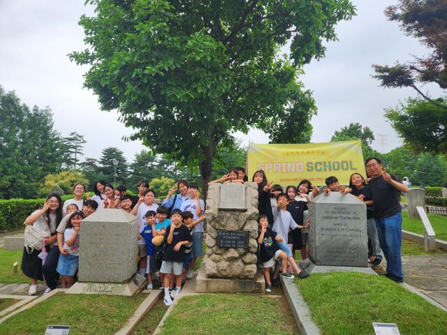 스프링 미니스트리가 운영하는 연합 토요학교 스프링 스쿨 학생들이 지난 6월 서울 마포구 양화진외국인선교사묘원에서 국내 성지 순례를 하고 있다. 스프링 미니스트리 제공