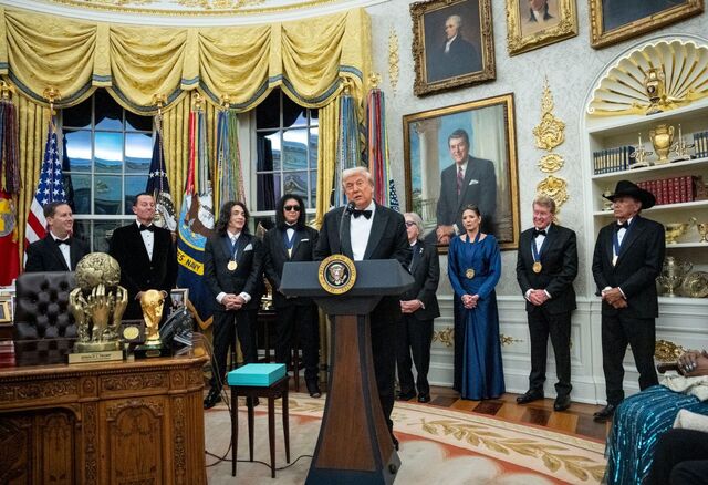 도널드 트럼프 미국 대통령이 지난 6일(현지시간) 백악관 집무실에서 케네디센터 명예의 전당 수상자들에게 메달을 수여한 뒤 연설하고 있다.EPA연합뉴스