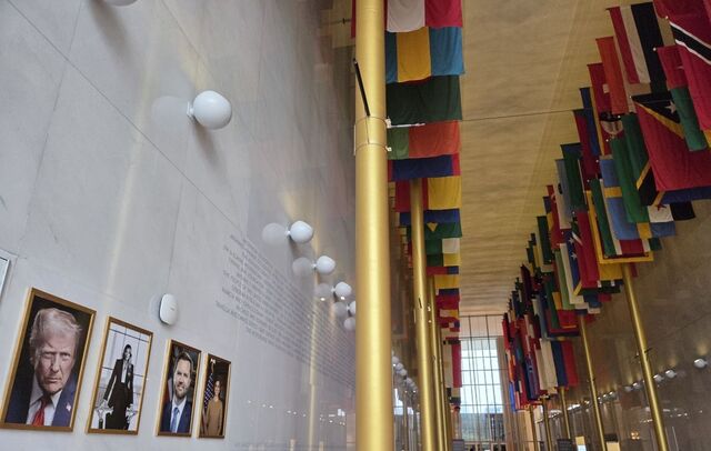 트럼프 대통령 부부와 J D 밴스 부통령 부부 사진이 걸려 있는 케네디센터 본관 로비.워싱턴=임성수 특파원