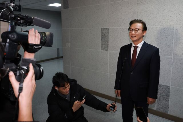 통일교 금품수수 의혹을 받는 전재수 전 해양수산부 장관이 지난 15일 국회 의원회관 사무실 앞에서 취재진 질문에 답하고 있다.연합뉴스