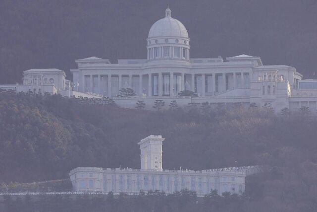 통일교 금품수수 의혹이 정치권을 강타한 가운데 지난 12일 적막한 분위기의 경기도 가평 통일교 천정궁 일대 모습.연합뉴스
