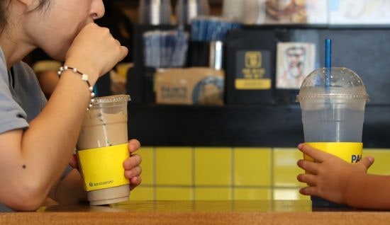 카페 일회용컵 쓰려면 돈 내야… 기후부 추진에 논란 일듯