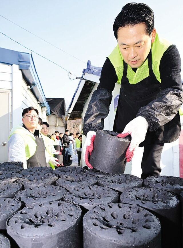 [포토] 연탄 나르는 장동혁 “해당행위 엄정 조치”