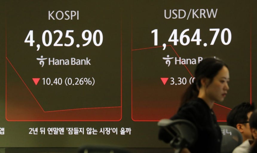 서울 중구 하나은행 딜링룸 전광판에 지수가 표시 되고 있다.뉴시스