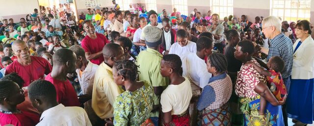 '아프리카의 따뜻한 심장(Warm Heart of Africa)'이라는 별명을 가진 말라위에서 기독교인들이 새로 온 신자와 황성주 회장 내외를 환영하고 있다.황 회장 제공
