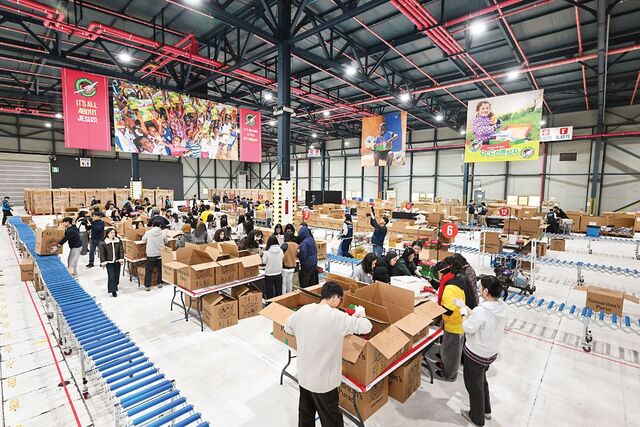 자원봉사자들이 17일 서울 강남구 세텍 제3전시장에서 사마리안퍼스코리아의 ‘OCC선물상자’ 검수 행사에 동참하고 있다. 신석현 포토그래퍼