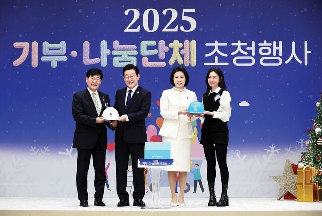 “작은 정성 모으면 큰 정성 돼”… 이 대통령, 나눔단체에 기부금