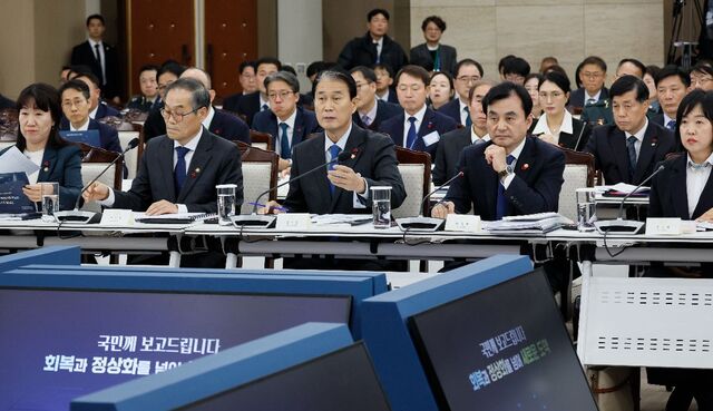 안규백(오른쪽 두 번째) 국방부 장관,<a href=