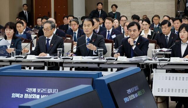 잘해도 논란, 못하면 질타… 생중계가 만든 공직자 ‘보고 포비아’