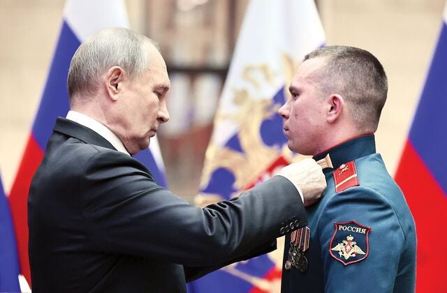 푸틴 “모든 전선서 러가 주도권…  대화 안 되면 군사적으로” 위협
