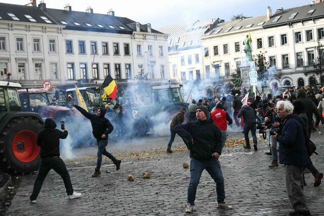[포토] EU-남미 FTA 반대 시위 격화
