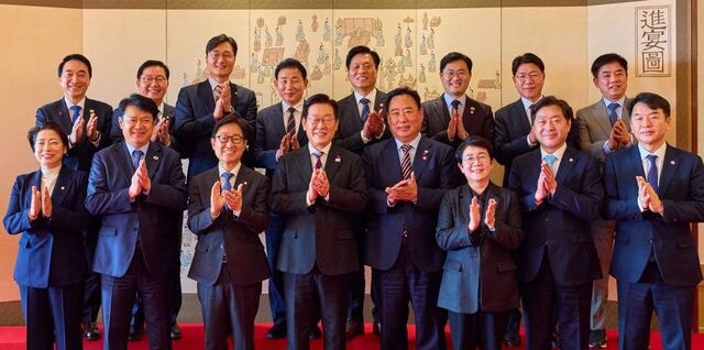 스윙보터 민심 공략… ‘진보’ 대전·‘중도’ 충남 통합 승리 도모