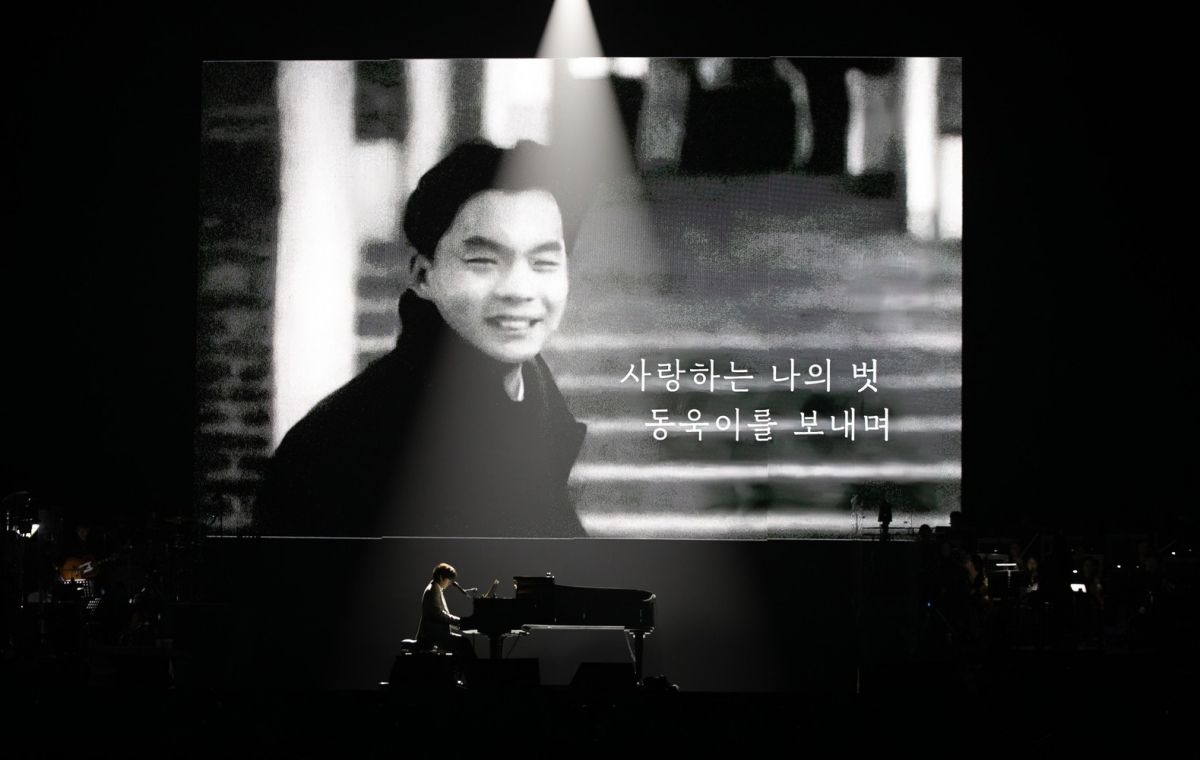 <b>김동률</b>, 故<b>서동욱 1주기</b> 추모…“전람회 노래 오래 부르고파”