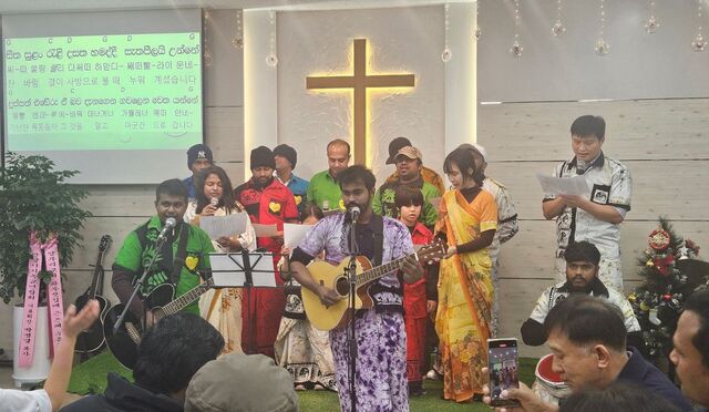 경기도 안산 러브스리랑카교회 성도들이 지난 13일 양무리교회에서 기타 연주에 맞춰 현지어로 찬양하고 있다. 오른쪽에 선 사람은 이 교회를 개척한 이창호 선교사. 양무리교회 제공