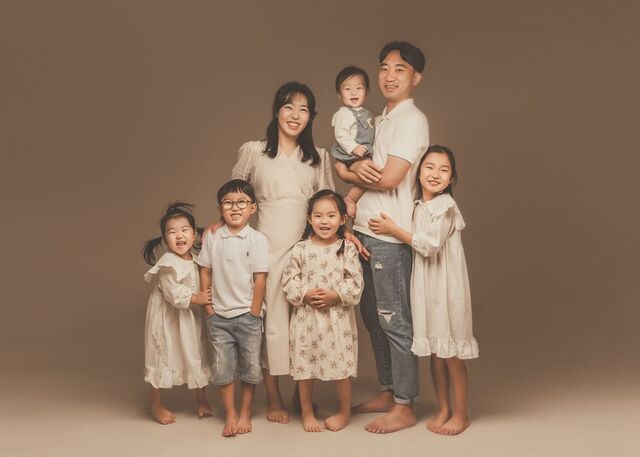 최윤환 고혜진 부부가 다섯 자녀와 함께 2021년 충북 청주시 한 사진관에서 가족사진을 찍고 있다. 고씨 제공
