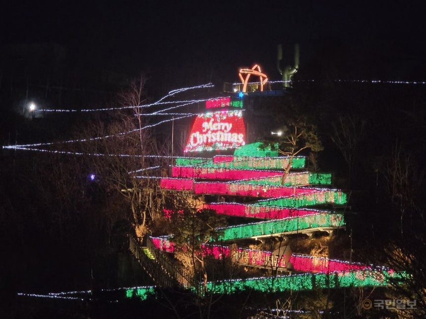 김포시 애기봉평화생태공원 생태탐방로에 조성된 트리로드가 20일 오후 밝은 빛으로 덮혀있다.박재구 기자
