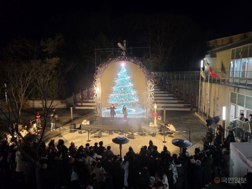 김포시 애기봉평화생태공원을 찾은 방문객들이 20일 전시관 광장에 마련된 미디어 트리에서 진행되는 공연을 관람하고 있다.박재구 기자