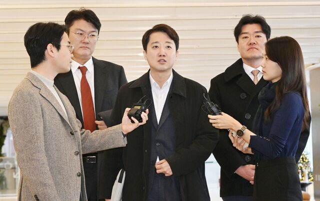 이준석(가운데) 개혁신당 대표가 21일 서울 종로구 특검 사무실에 출석하며 입장을 밝히고 있다.윤석열 전 대통령의 공천개입 의혹과 관련해 소환된 그는 "저와 윤 전 대통령을 공범으로 엮으려는 것은 굉장히 무리한 시