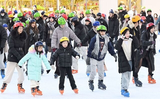 [포토] 1000원으로 즐기는 서울광장 스케이트장