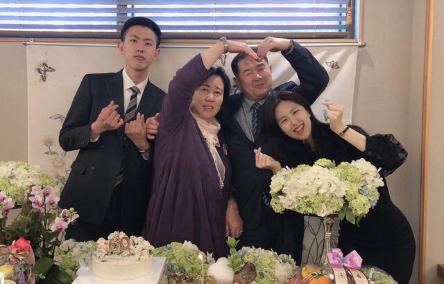 생전 한영광씨가 어머니 홍성희씨,아버지 한성희씨,누나 한아름(왼쪽부터)씨와 함께 2019년 인천 연수구의 한 식당에서 아버지 환갑잔치를 한 후 손 하트 모양을 만들어 기념촬영 하고 있다.홍씨 제공