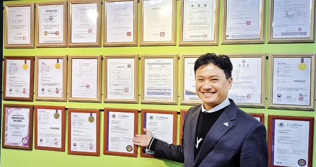 박성준 엘로이미디어 대표가 최근 부산 동래구 사무실에 비치된 ISO9001, 14001, 45001 등 다양한 국제 인증서 앞에서 회사의 경쟁력을 설명하고 있다.
