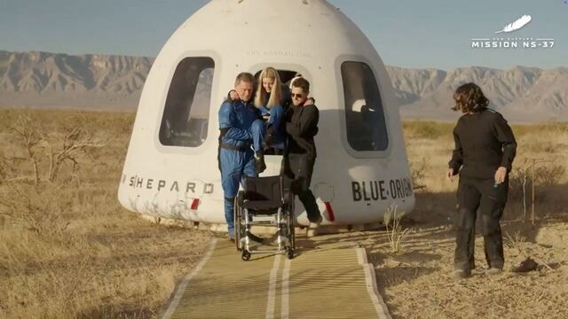 휠체어 장애인 사상 첫 우주여행 성공