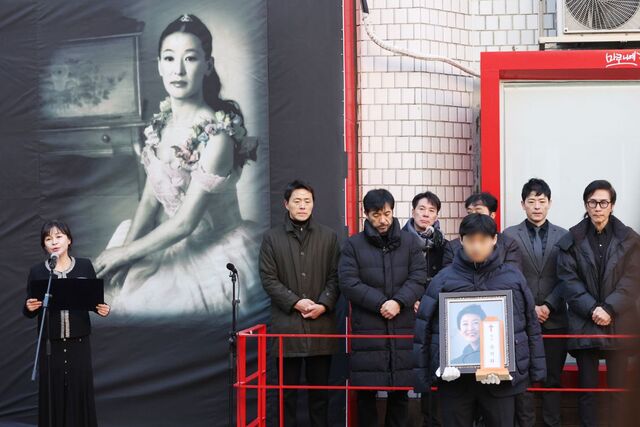 “연극은 가장 진실한 땅”… 윤석화, 대학로서 마지막 인사