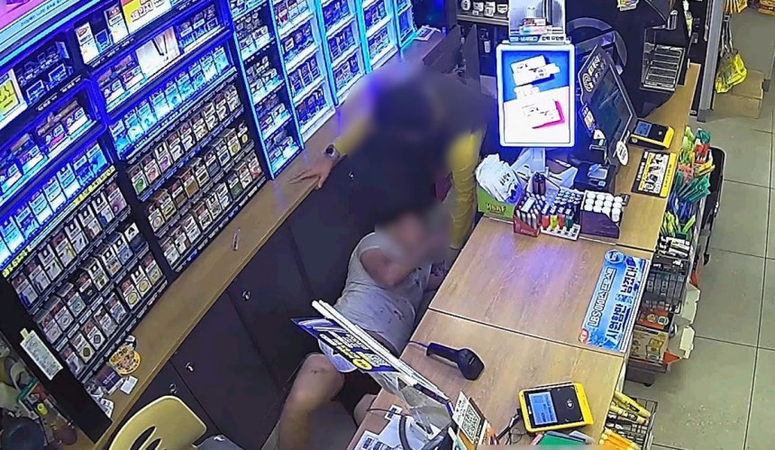 훔친 택시를 타고 음주·무면허 운전을 한 A씨가 한 편의점 계산대에 숨어있는 모습.대전경찰청 제공