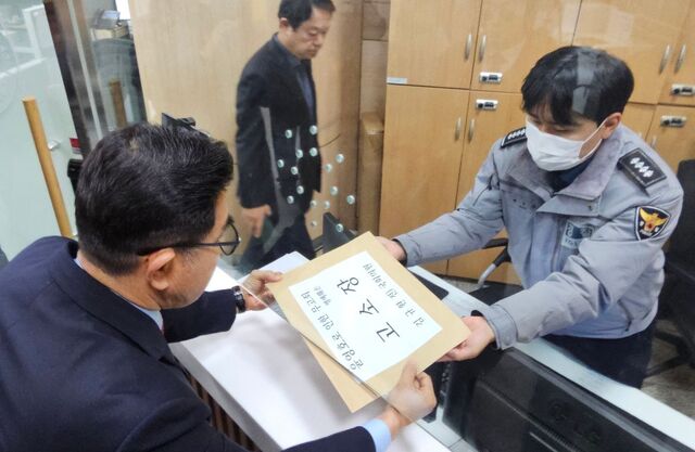 김규환 전 미래통합당 의원의 대리인 장승호 씨가 22일 서울 서대문구 경찰청 민원실에서 윤영호 전 통일교 세계본부장에 대한 고소장을 제출하고 있다.연합뉴스