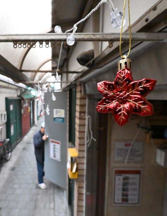 [포토] 쪽방촌 골목에 걸린 크리스마스 장식