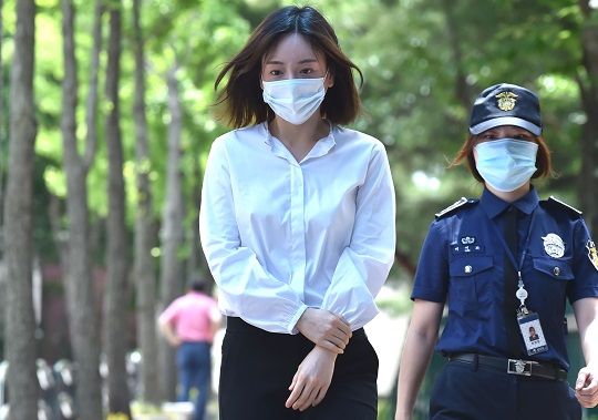 마약 투약 등의 혐의로 구속된 남양유업 창업주의 외손녀 황하나 씨가 2019년 7월 1심에서 징역1년에 집행유예 2년을 선고 받고 수원구치소를 나오고 있다.뉴시스