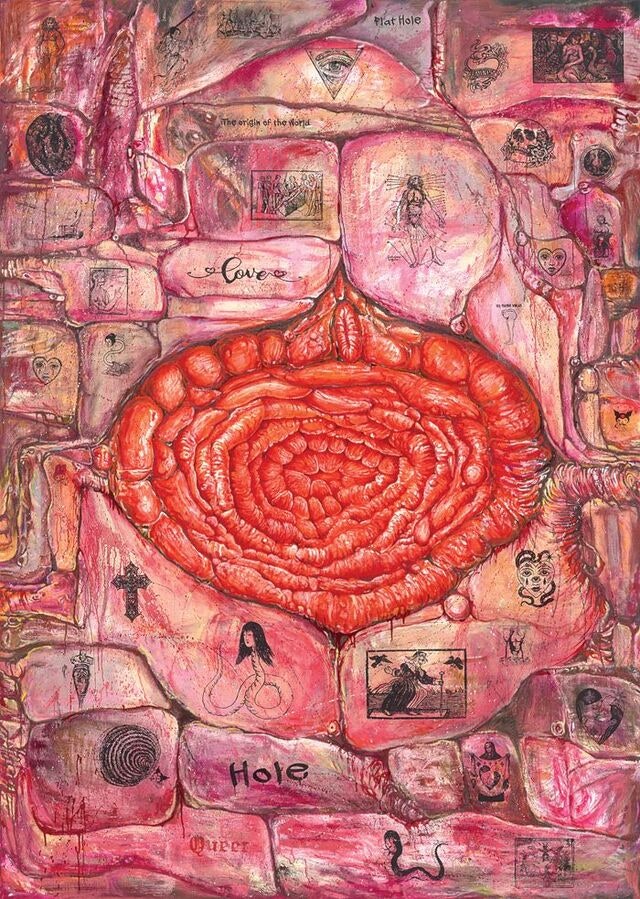 강렬하면서도 기괴한 여성적 기호가 가득